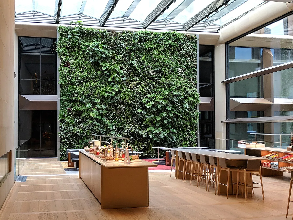 Groene wand in een atrium met daglicht