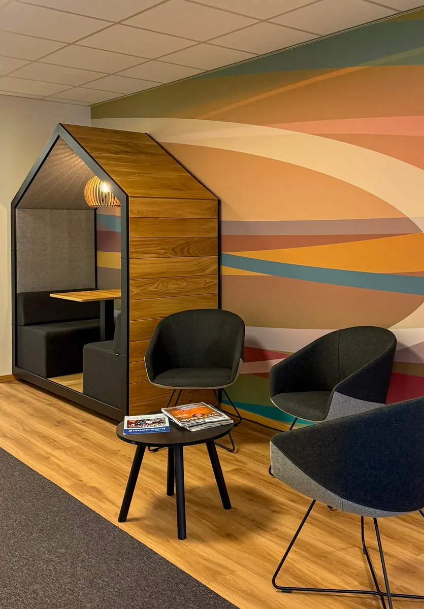 Treehouse-booth in hout in de wachtkamer van Cohesie