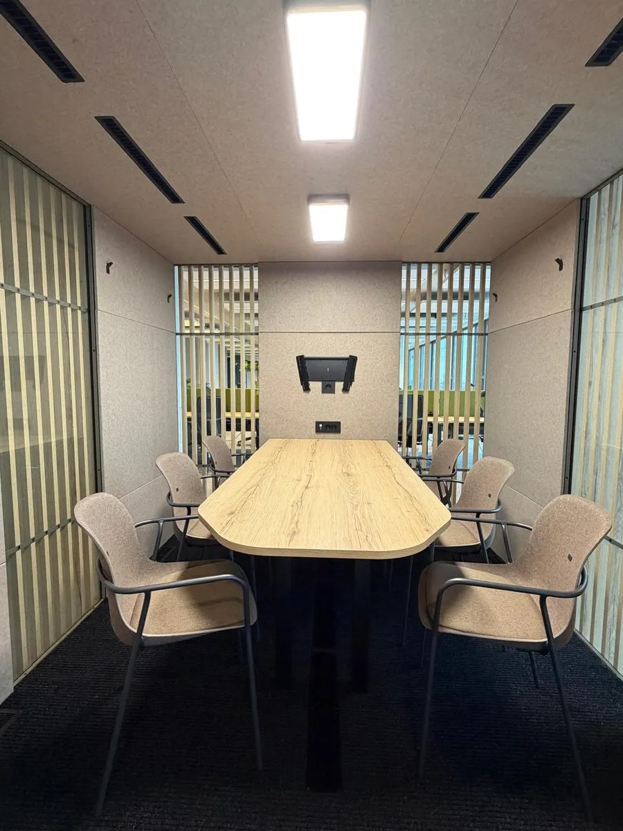 VOX Large vergaderbooth met inrichting bij Inovatoren