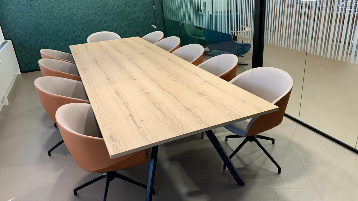 Vergadertafel in eikenhout met stoelen in natuurlijke tinten
