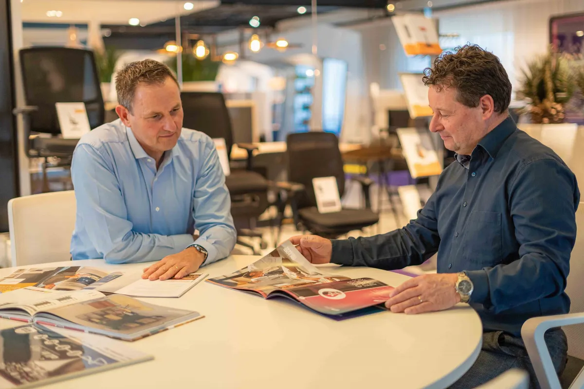 Adviseurs van Martin Cuypers in de showroom