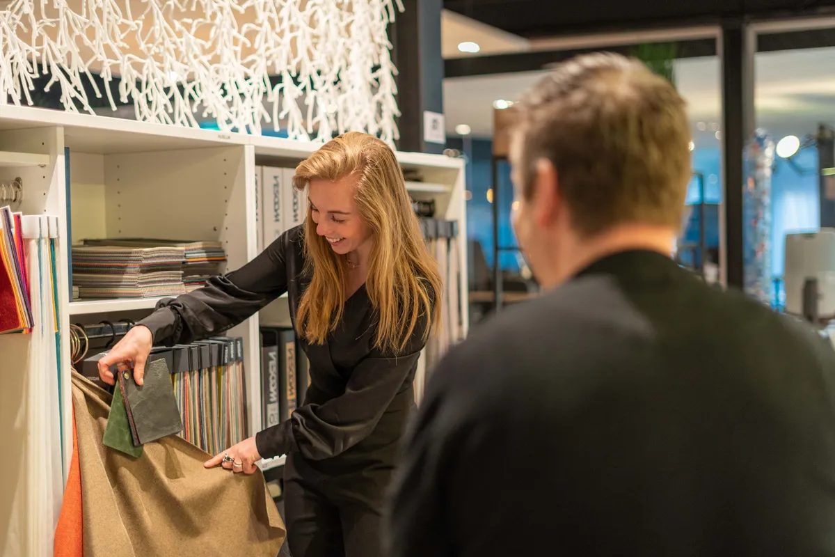 Stalen van stoffen en materialen kiezen in de showroom