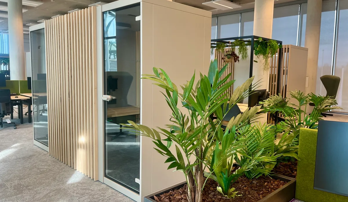 Inovatoren: booths tussen de planten