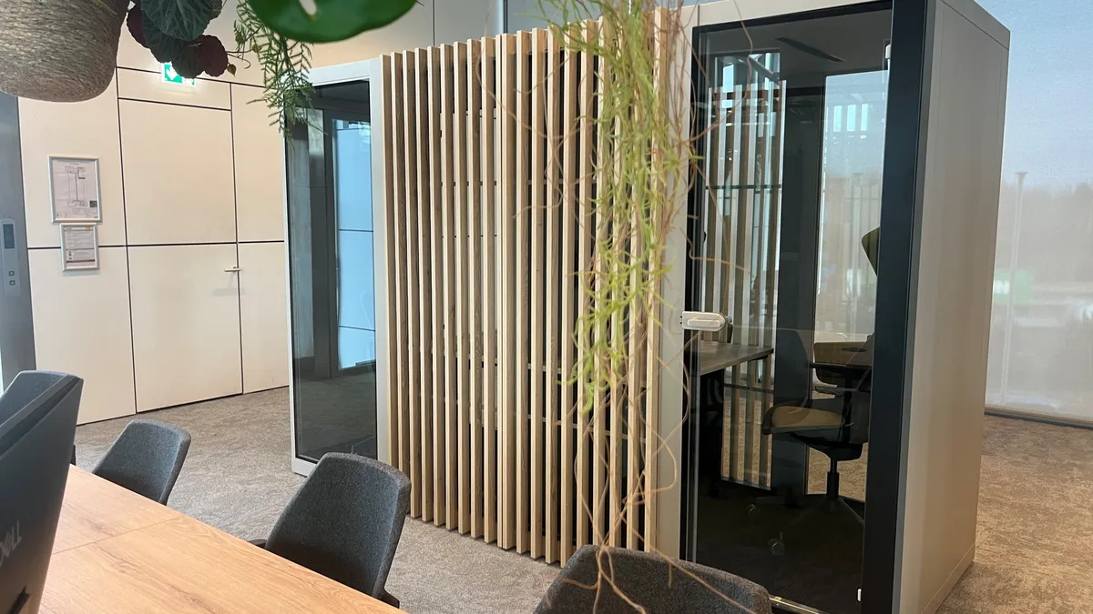 VOX-booth met houten lamellenset bij Inovatoren